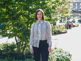 Naomi Burl stood in front of a tree and smiling